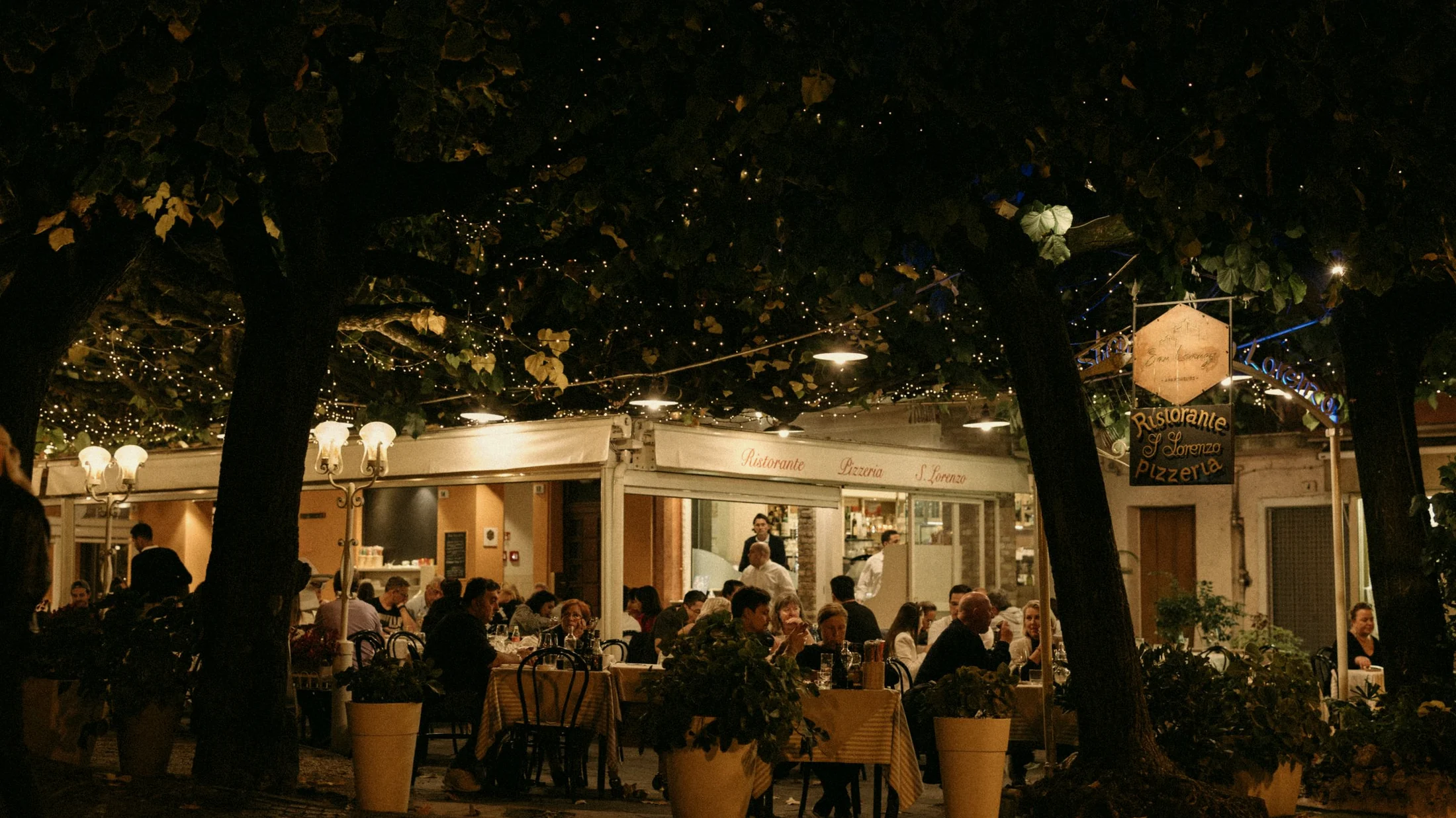 Fachada cálida de HEIMAT iluminada al anochecer